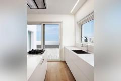 Okna drewniano – aluminiowe, kolor biały SILK, widok od środka apartamentu przez kuchnie z widokiem na morze